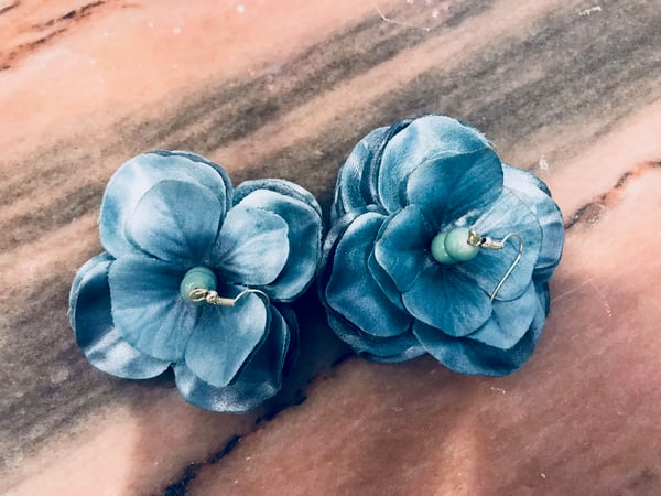 blue floral earrings 