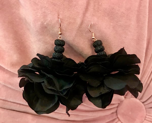 black flower jewelry 