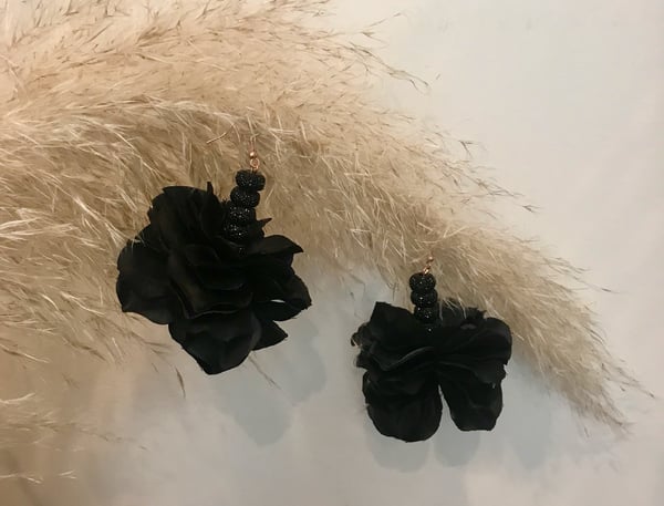 black floral earrings 