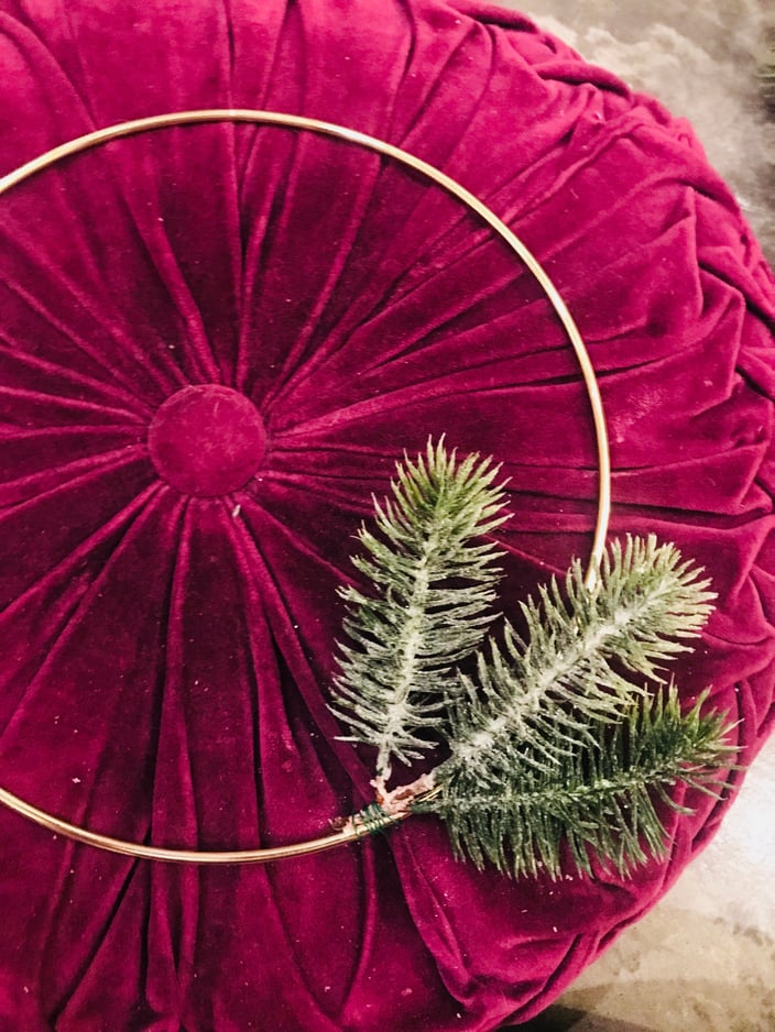 how to make a modern holiday wreath